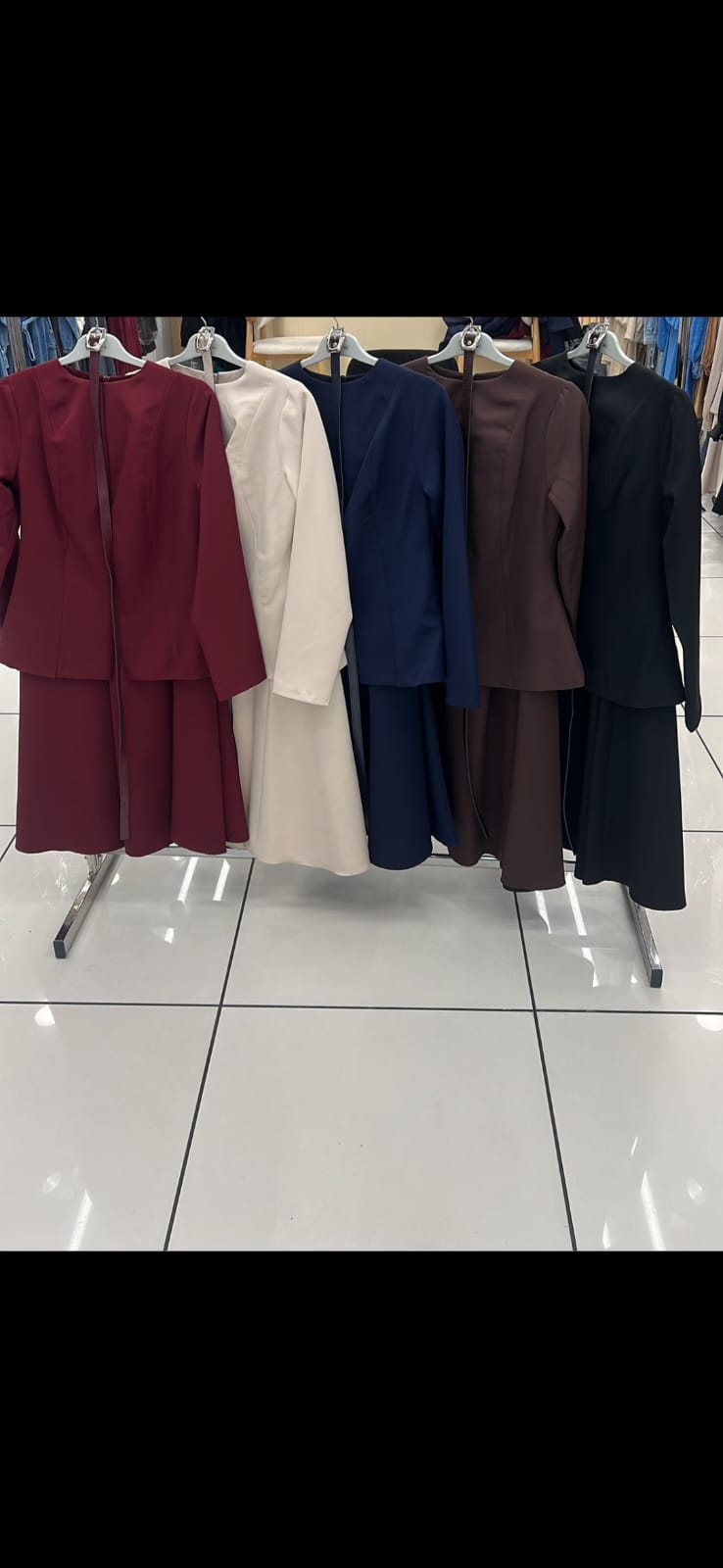 طقم تنورة قطعتين ومع قشط