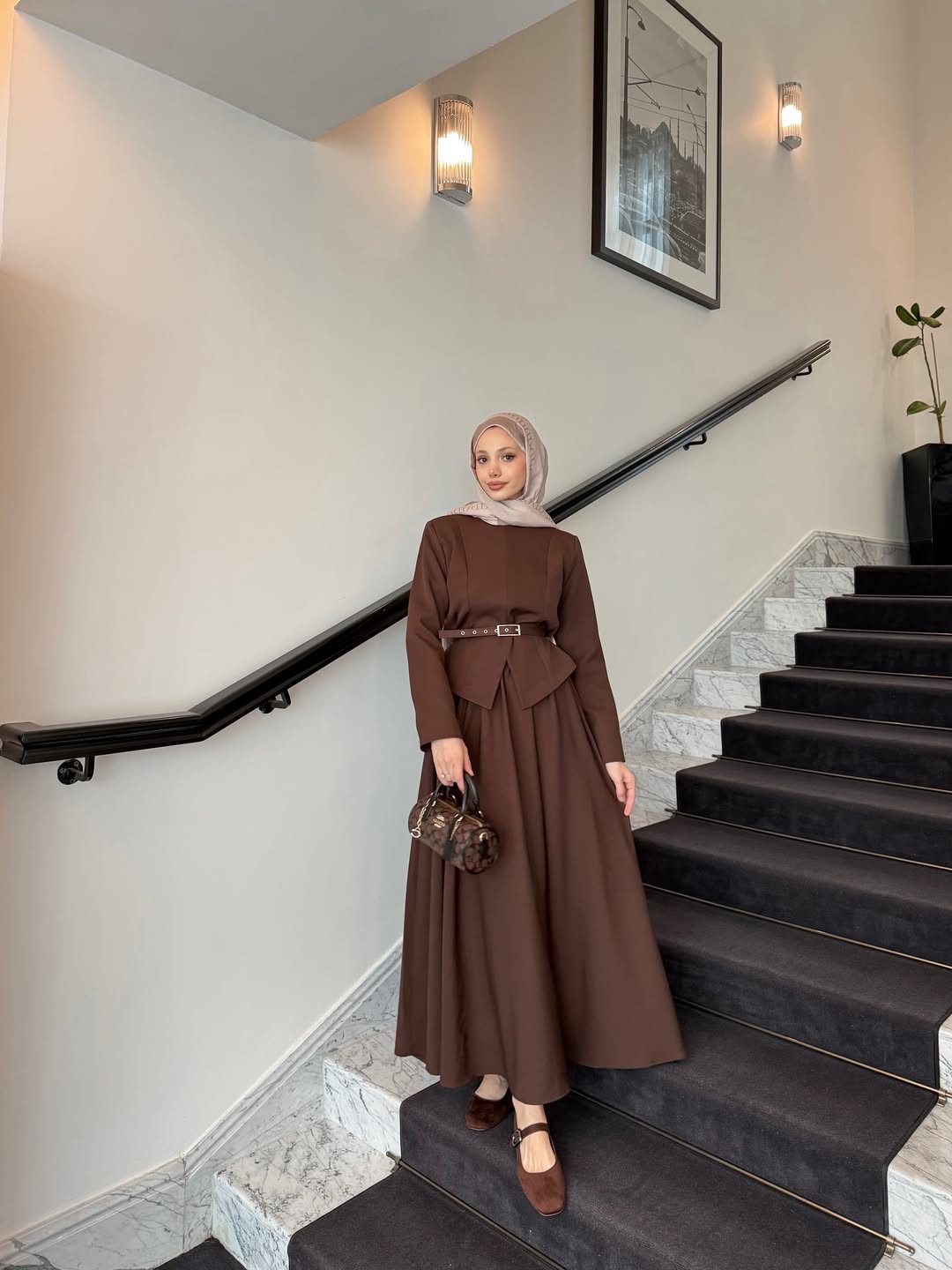 طقم تنورة قطعتين ومع قشط