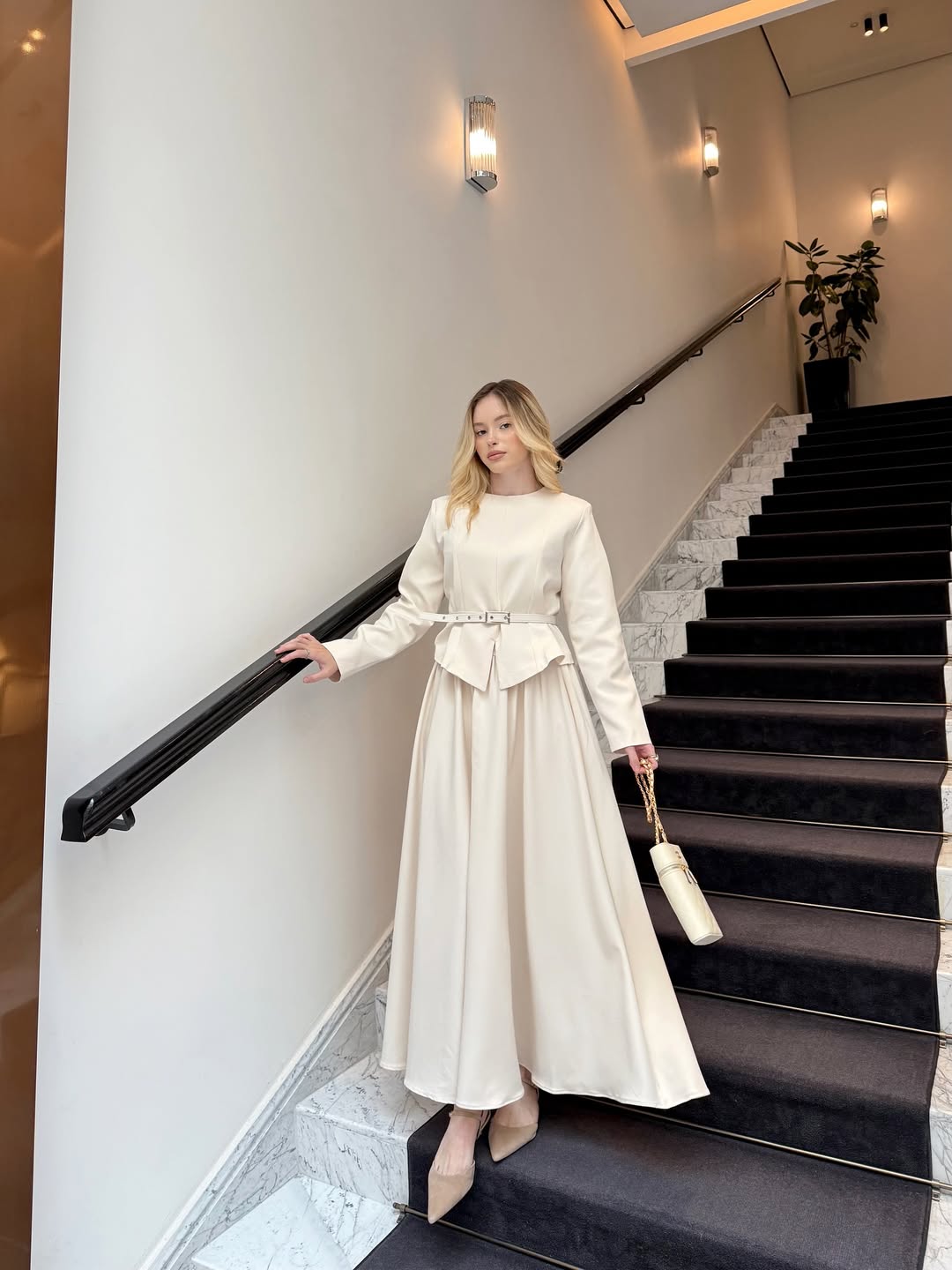 طقم تنورة قطعتين ومع قشط