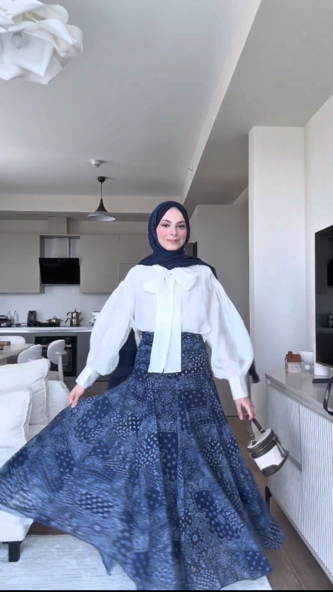 طقم قميص ابيض  +تنورة بنقشة البازلي كحلي