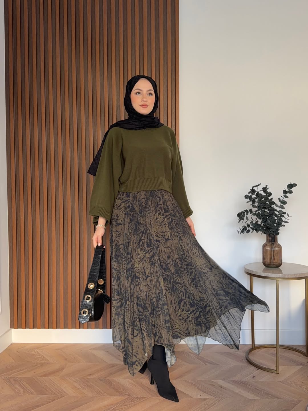 طقم بلوزه +تنورة كريب منقشه بعدة الوان