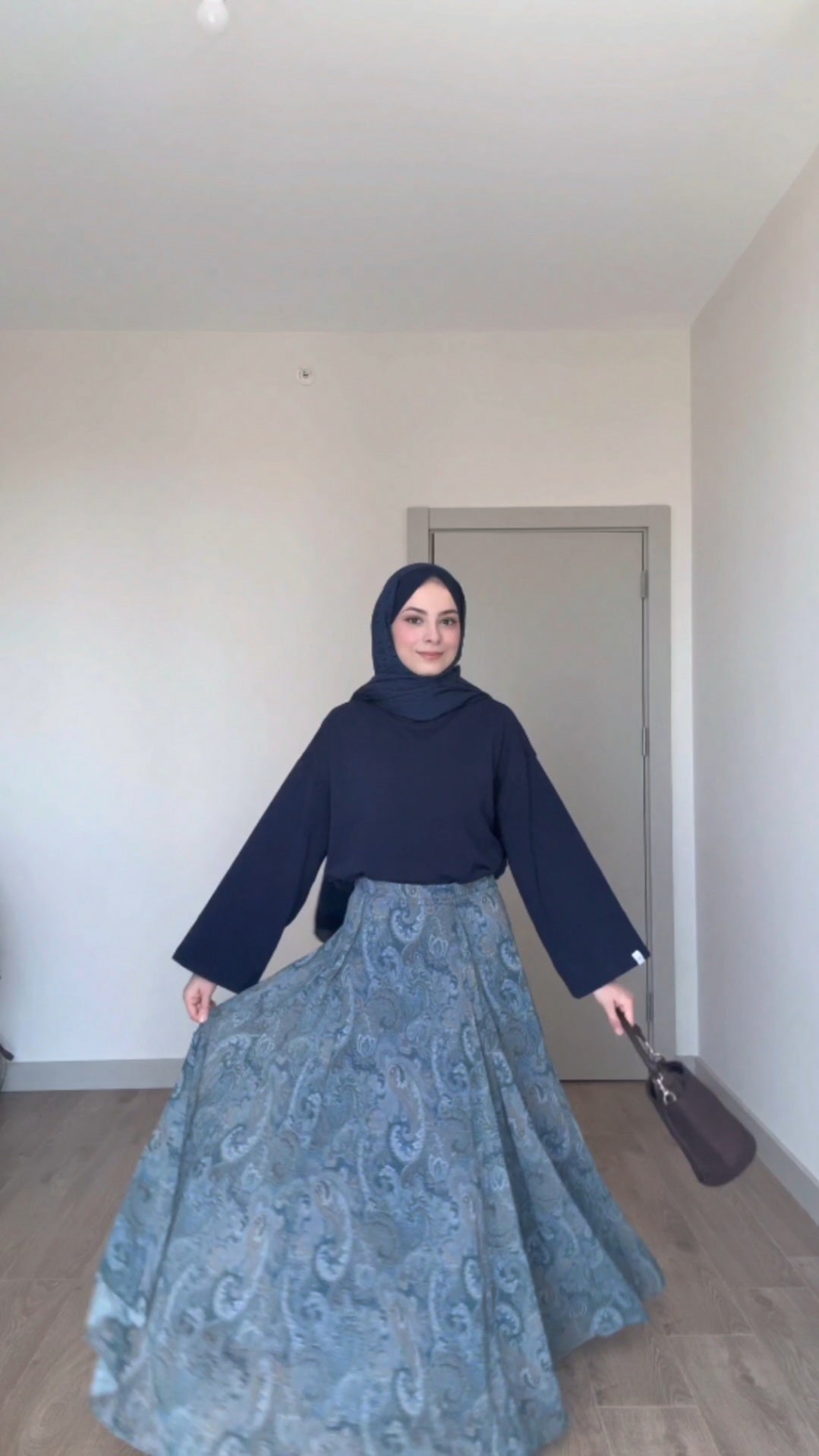 طقم تنورة باللون الكحلي والازرق