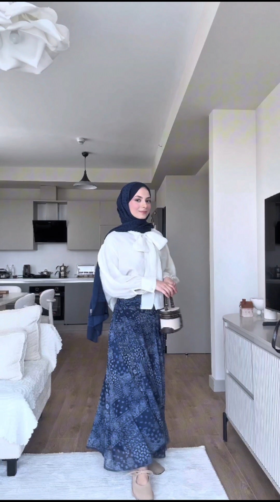 طقم قميص ابيض  +تنورة بنقشة البازلي كحلي