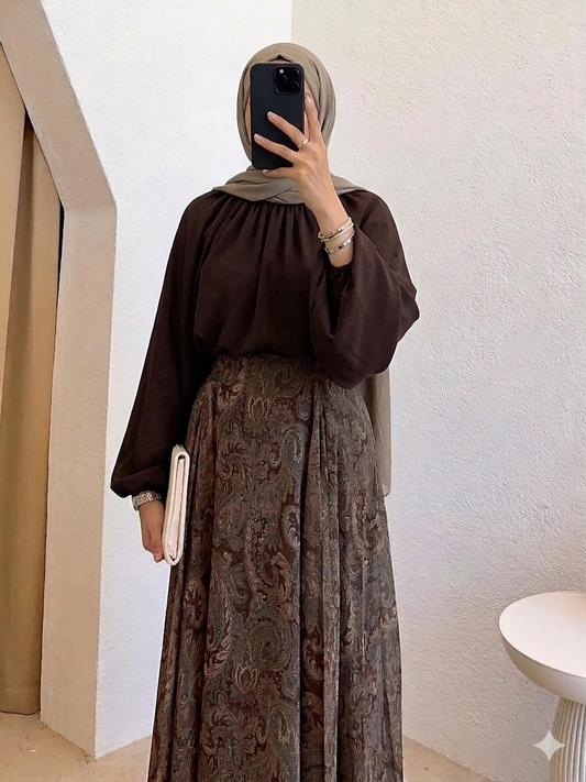 تنورة زيتي +بلوزه بنيه باكمام مزمومه