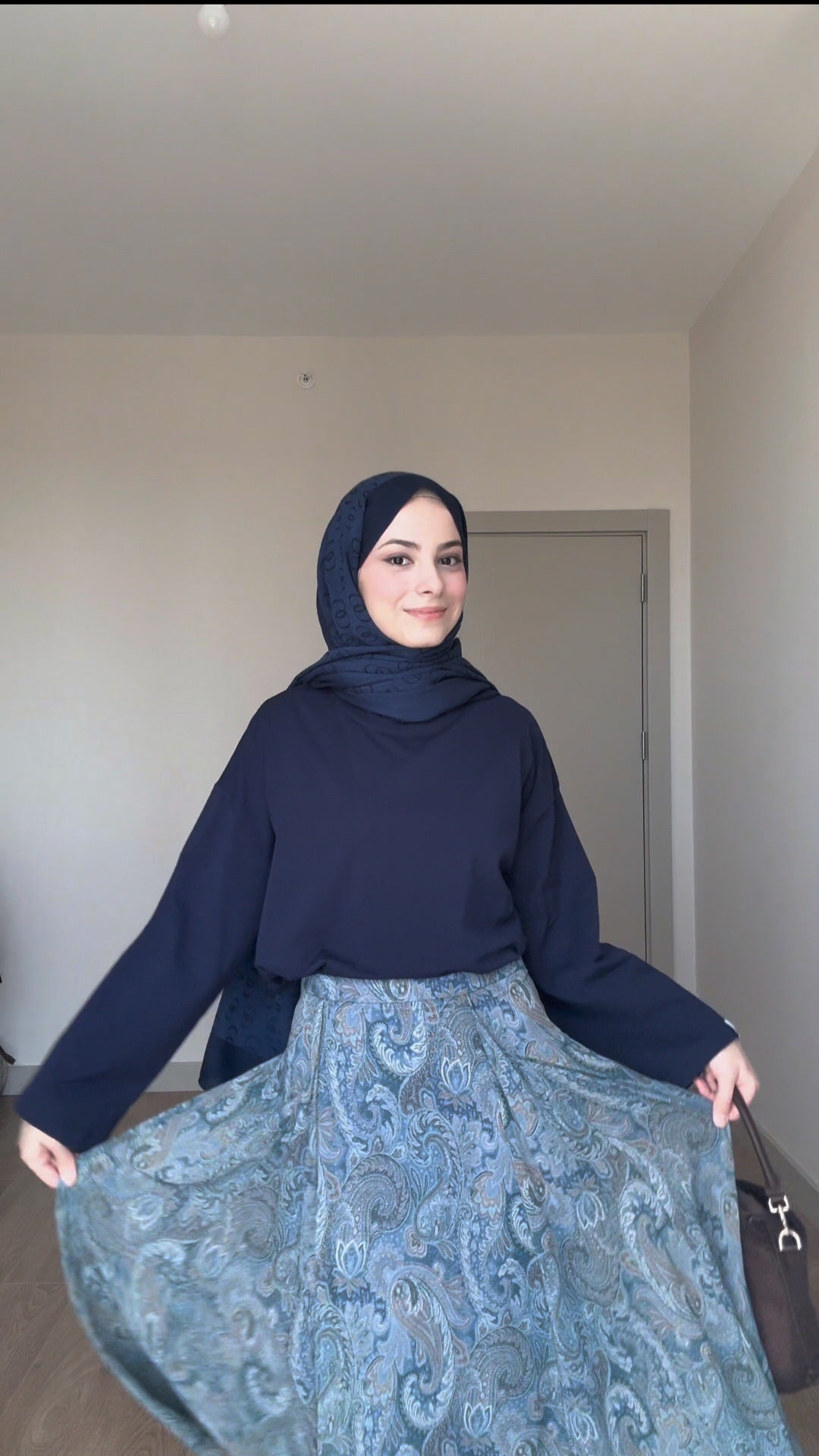 طقم تنورة باللون الكحلي والازرق