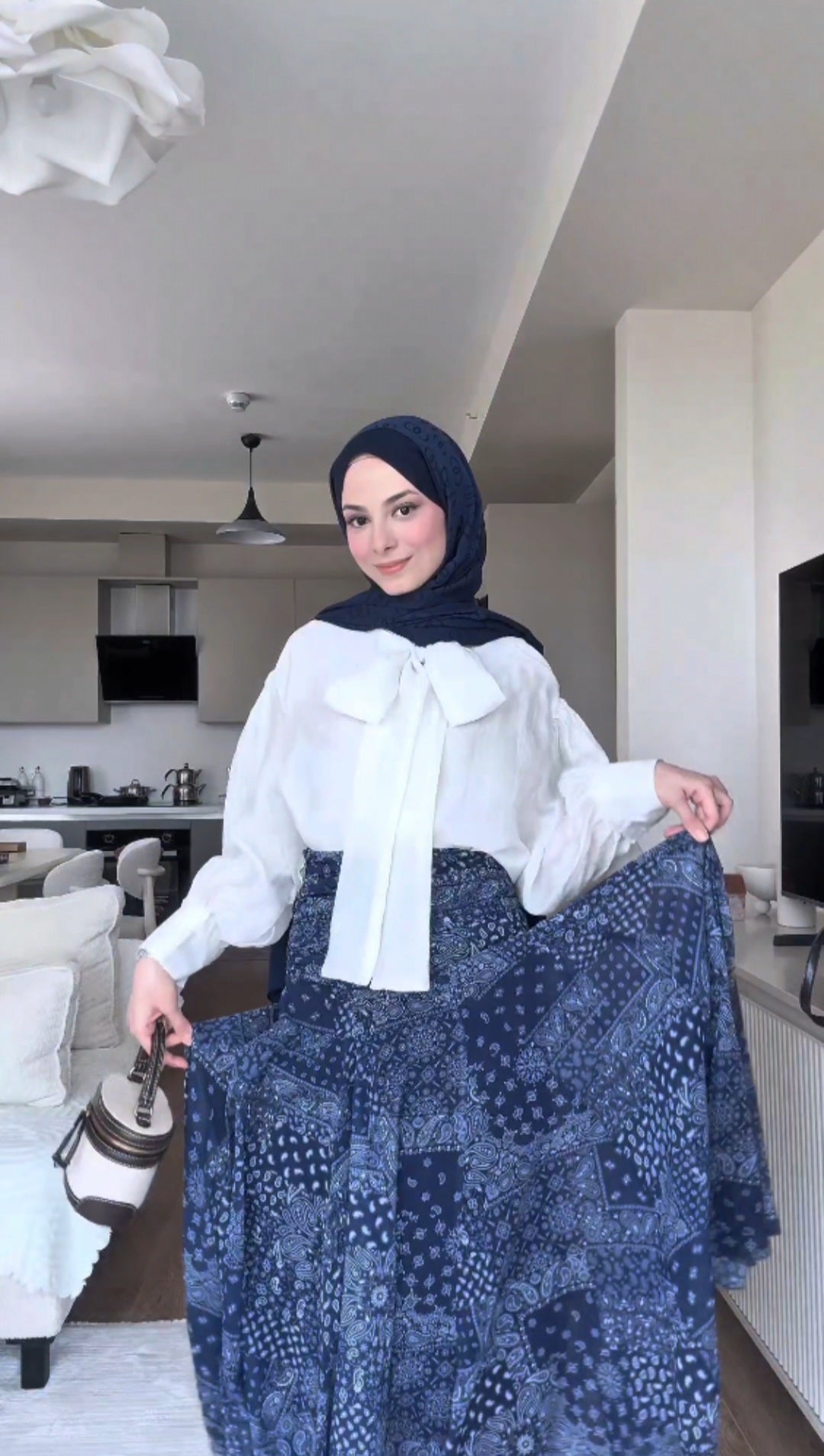 طقم قميص ابيض  +تنورة بنقشة البازلي كحلي